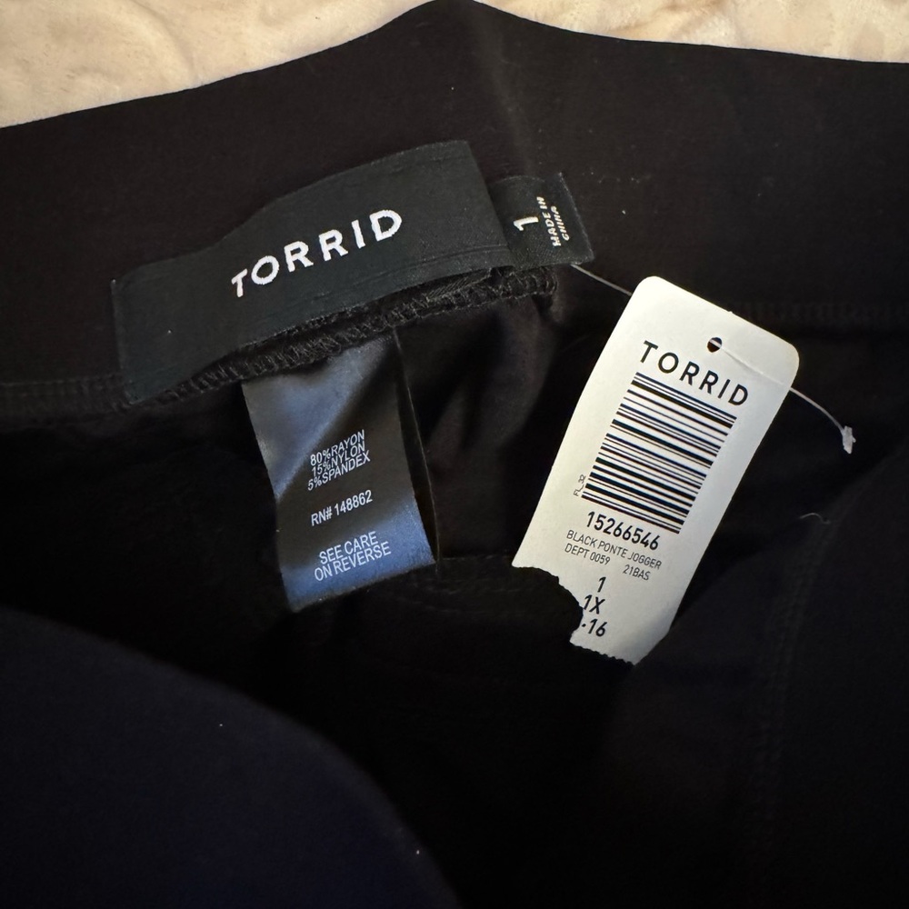 NWT Torrid Premium Ponte Zip Pocket Jogger - Black | Sz 1 - Picture 4 of 7